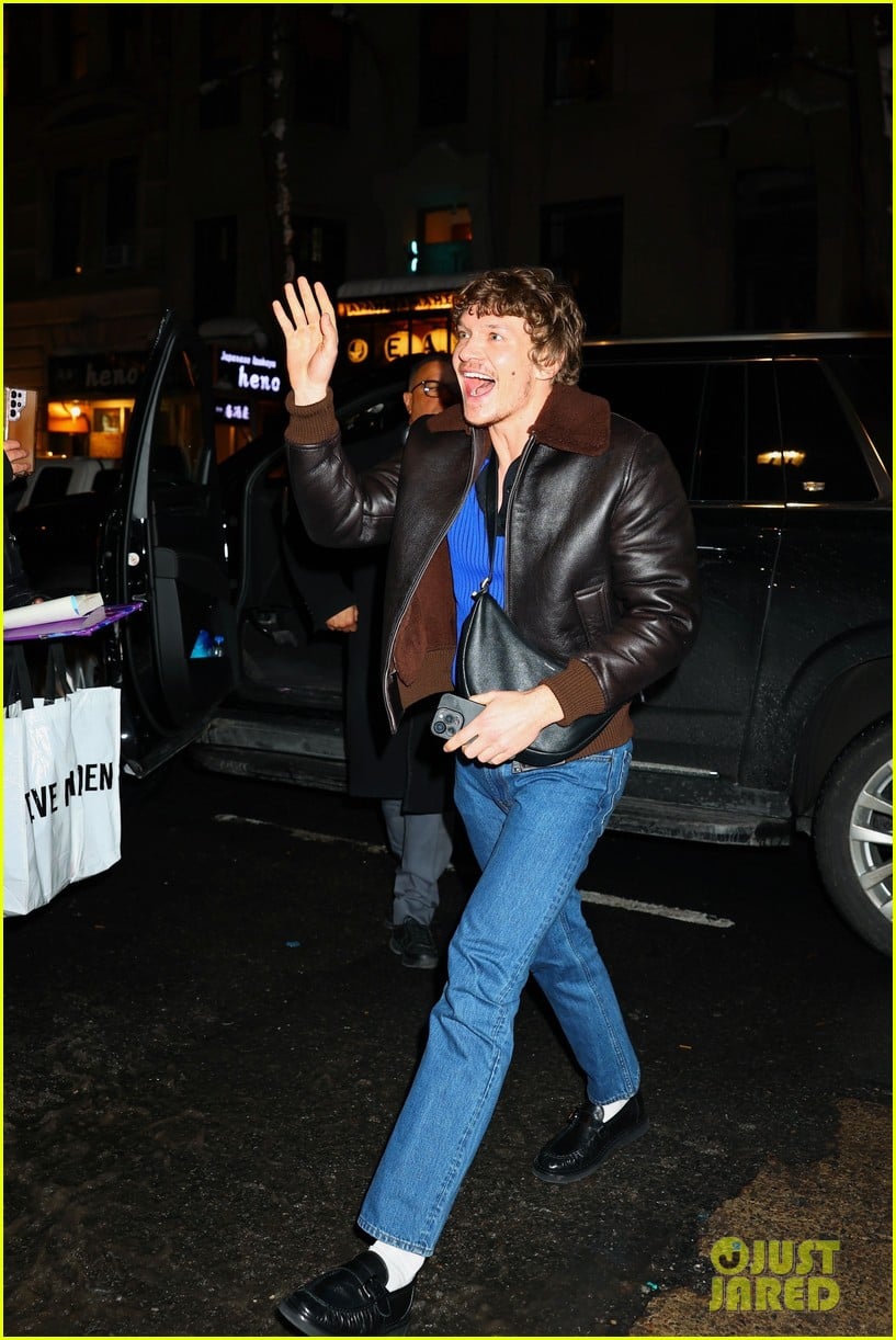 connor storrie all smiles while arriving for saturday night live cast dinner 035285856