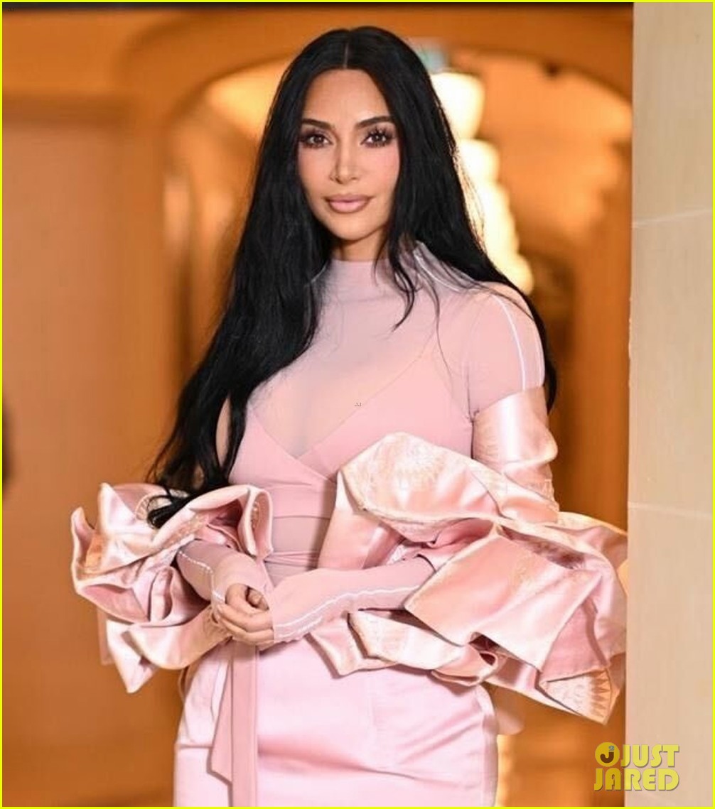 kim kardashian hangs out with lewis hamilton in paris 015275130