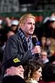 luke wilson shows off blonde hairdo at los angeles christmas parade 01