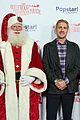 luke wilson shows off blonde hairdo at los angeles christmas parade 04